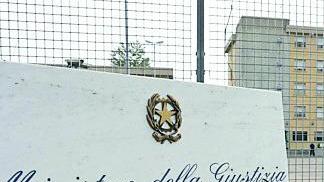 Reggio Emilia. Un detenuto trans aggredisce infermiere e ferisce agente