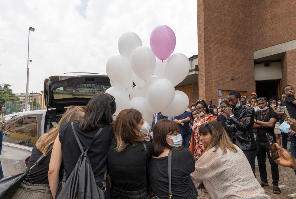 Modena, a San Faustino il commosso addio alla bimba di 3 anni «Rejoice, resterà il tuo sorriso» 