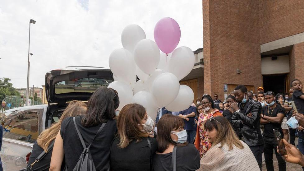 Modena, a San Faustino il commosso addio alla bimba di 3 anni «Rejoice, resterà il tuo sorriso»