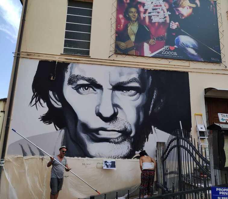 Vascomania Un murale compare su una casa di Zocca «Omaggio a Vasco» 