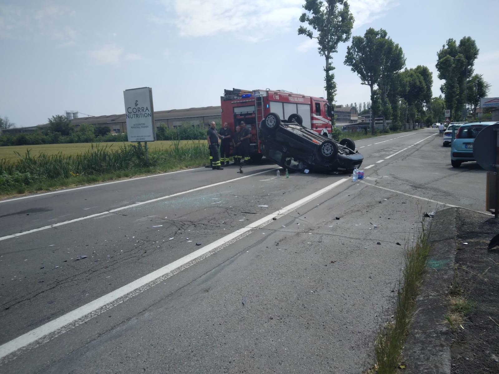 Carpi. Scontro tra auto Panda si ribalta Strada chiusa