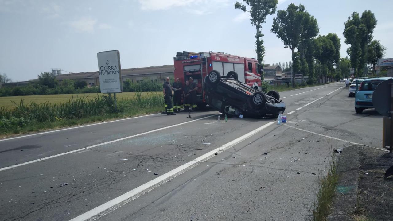 Carpi. Scontro tra auto Panda si ribalta Strada chiusa
