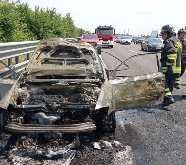 Modena Auto in fiamme in autostrada Rogo anche nella vegetazione 