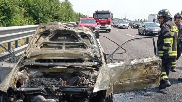 Modena Auto in fiamme in autostrada Rogo anche nella vegetazione