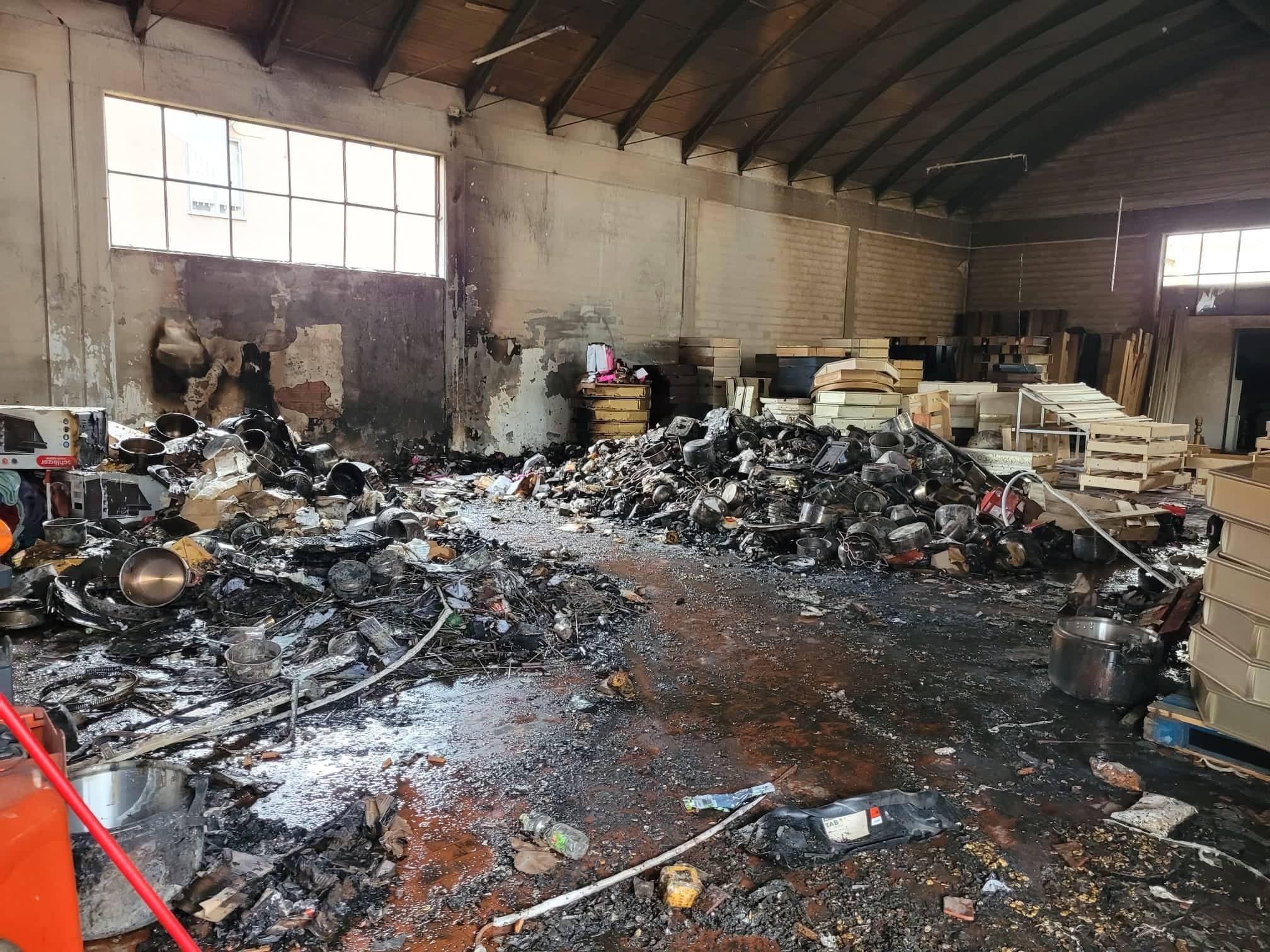 Sassuolo, incendio all'alba distrugge deposito per feste