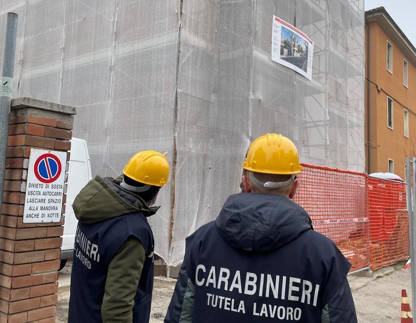 Caporalato anche nell’edilizia: attività sospese e sanzioni 