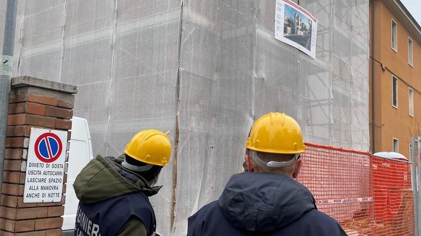 Caporalato anche nell’edilizia: attività sospese e sanzioni