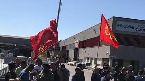 Bagnolo in piano, grave infortunio alla Alubel. Fiom: «Sistemi di sicurezza disattivati»