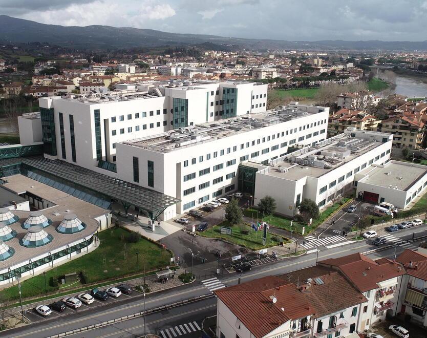 Empoli, spiate sotto la doccia da marzo le cento infermiere dell'ospedale: i sospetti e come si muove l'indagine