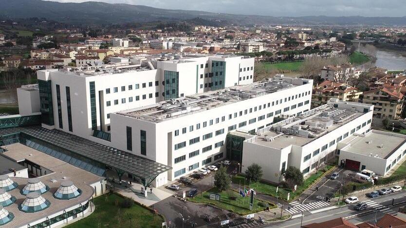 Empoli, spiate sotto la doccia da marzo le cento infermiere dell'ospedale: i sospetti e come si muove l'indagine