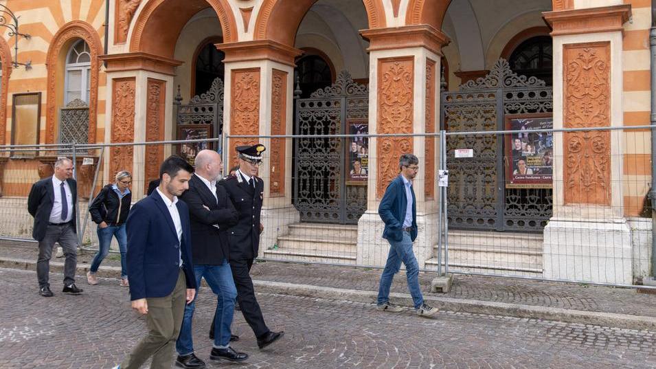Sisma, Bonaccini bacchetta Cento: «Siete indietro, datevi da fare»