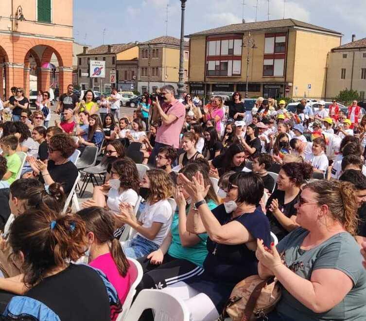“Svita il bullo” riempie la piazza di Copparo. Soprusi e minacce non passano 