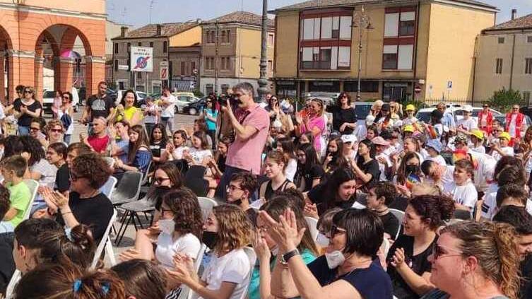 “Svita il bullo” riempie la piazza di Copparo. Soprusi e minacce non passano