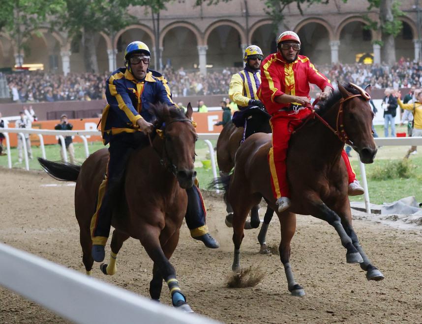 Palio, cinque centesimi di estasi: San Giacomo al fotofinish  