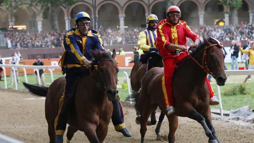Palio, cinque centesimi di estasi: San Giacomo al fotofinish