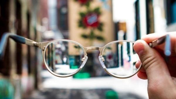 Miopia: come si cura e quando è necessario l'intervento chirurgico. Lo stile di vita può aiutare a prevenirla