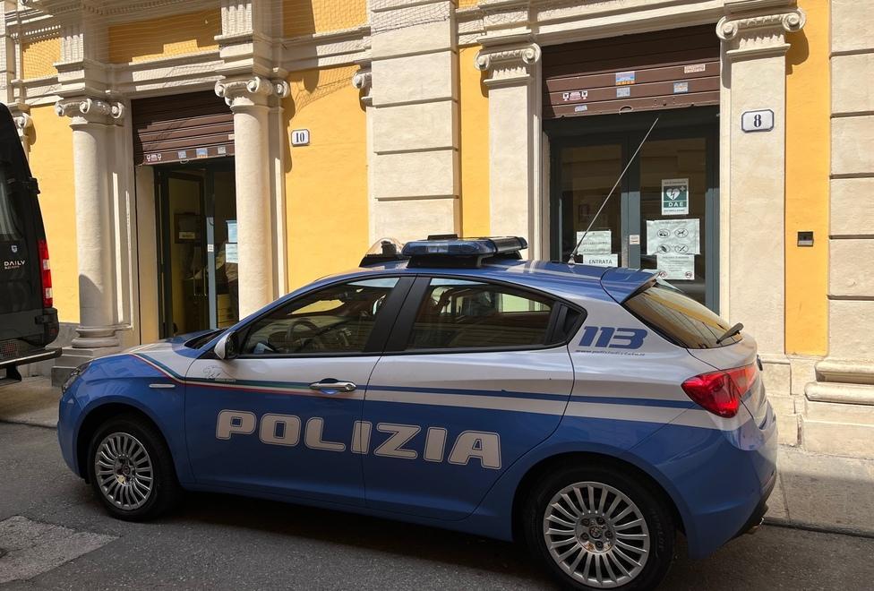 Modena. Ruba abiti e scarpe al solito H&amp;M L’uomo dai 9 alias: «Faceva freddo» 