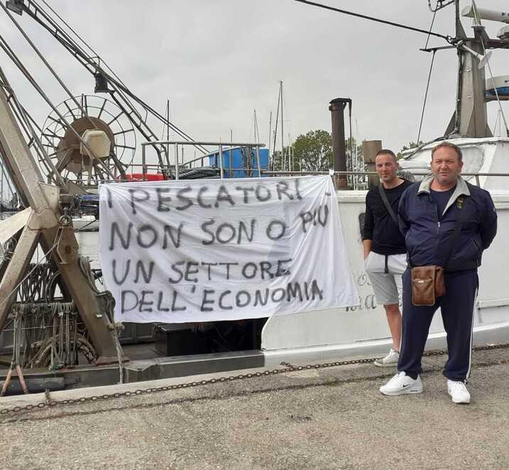 Porto Garibaldi, i pescatori fermano i camion: le pescherie restano chiuse 