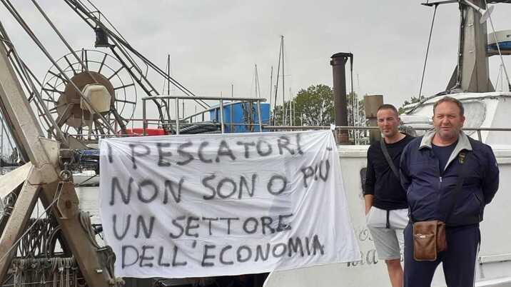 Porto Garibaldi, i pescatori fermano i camion: le pescherie restano chiuse