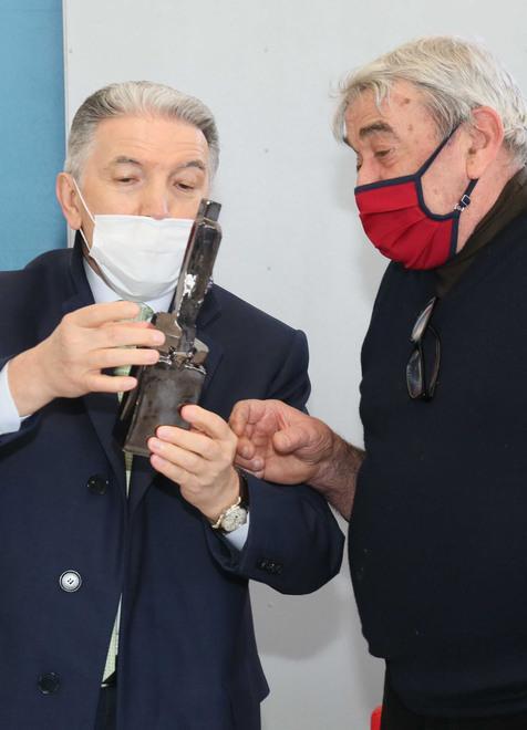 Il presidente di Unindustria quando premiò Quintavalli (a destra)