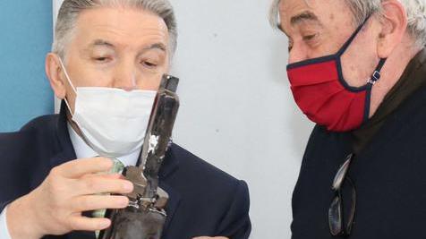 Il presidente di Unindustria quando premiò Quintavalli (a destra)