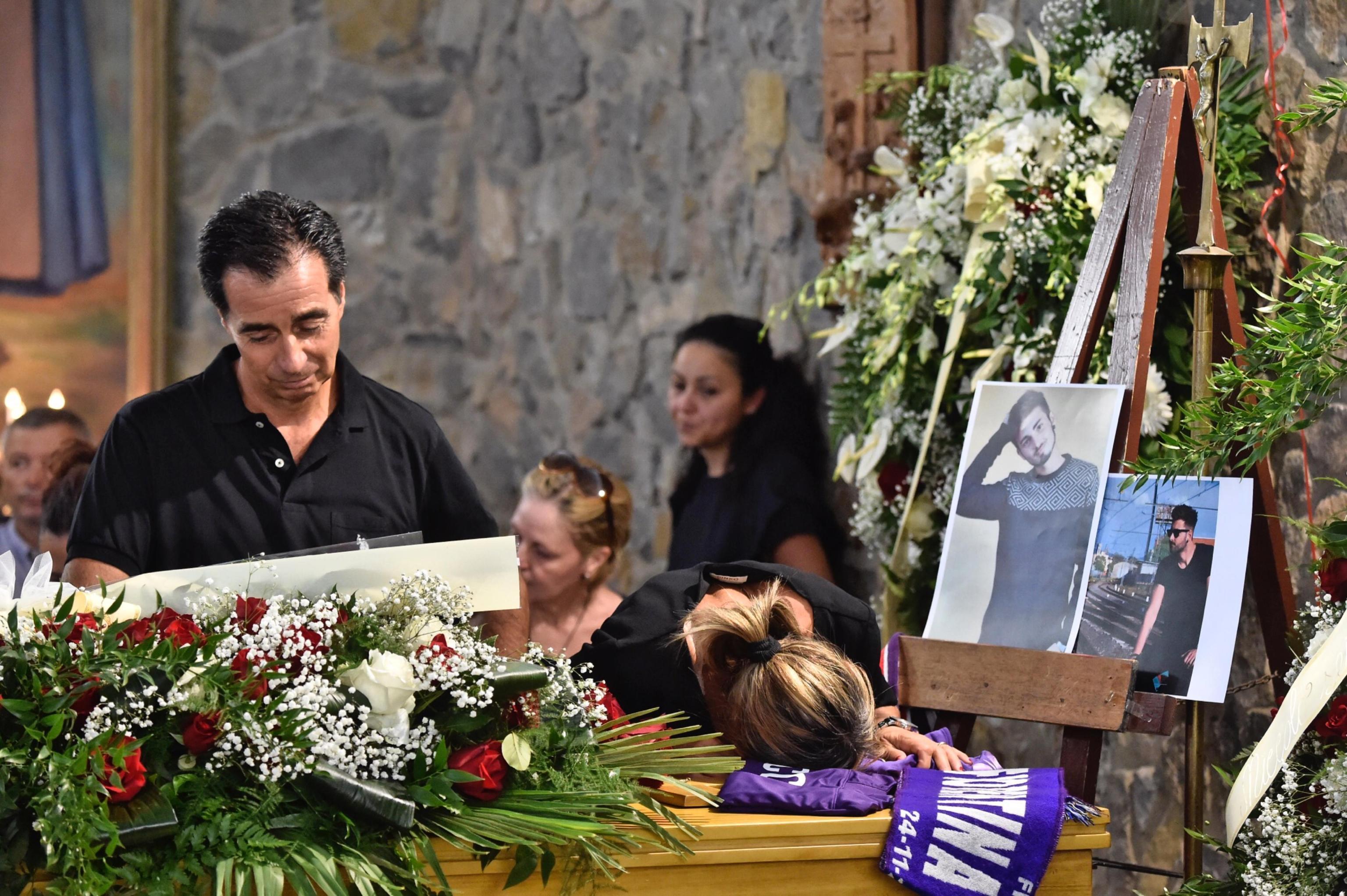 La disperazione dei genitori di Niccolò Ciatti nel giorno del funerale del giovane di Scandicci (Foto Maurizio Degl'Innocenti/Ansa)