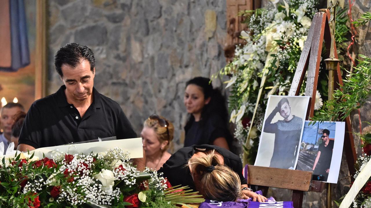 La disperazione dei genitori di Niccolò Ciatti nel giorno del funerale del giovane di Scandicci (Foto Maurizio Degl'Innocenti/Ansa)