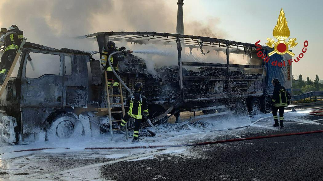 Modena Nord, camion in fiamme sulla corsia nord. Nessun ferito, mezzo distrutto