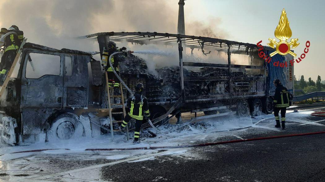 Modena Nord, camion in fiamme sulla corsia nord. Nessun ferito, mezzo distrutto