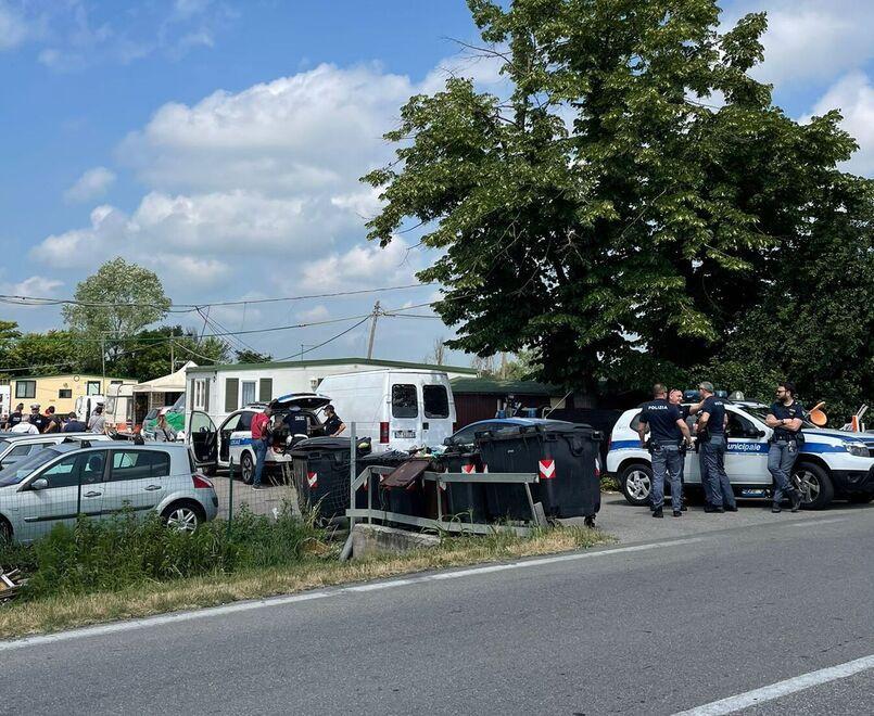 Mirandola. Controlli al campo nomadi Identificazioni e irregolarità 