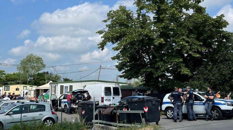 Mirandola. Controlli al campo nomadi Identificazioni e irregolarità