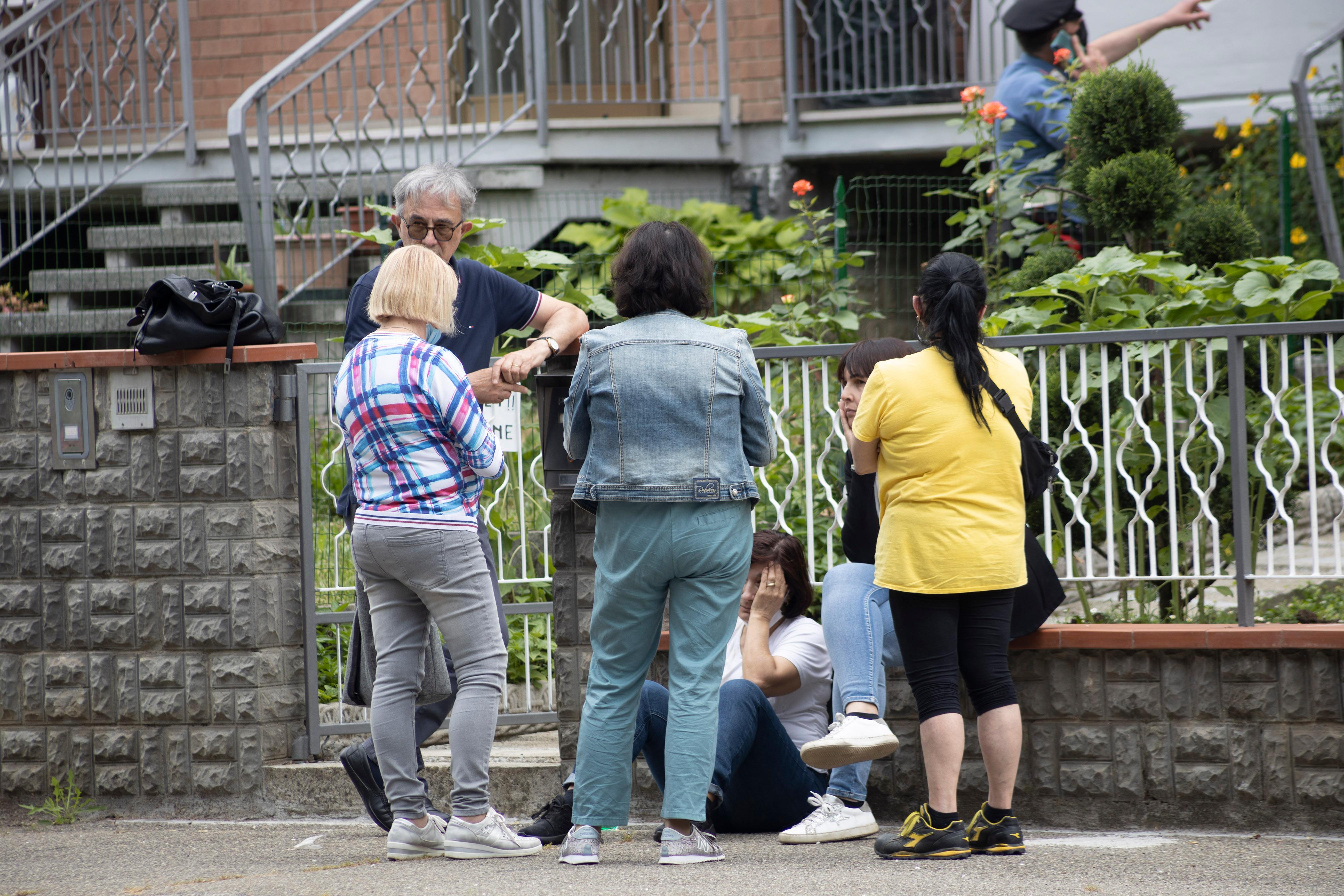 Soliera, bimbo caduto dalla finestra. Lo sgomento dei vicini: «Che tragedia, il piccolino veniva a giocare in cortile con noi» 