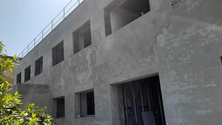 La facciata ricostruita del distretto sanitario di via del Mare