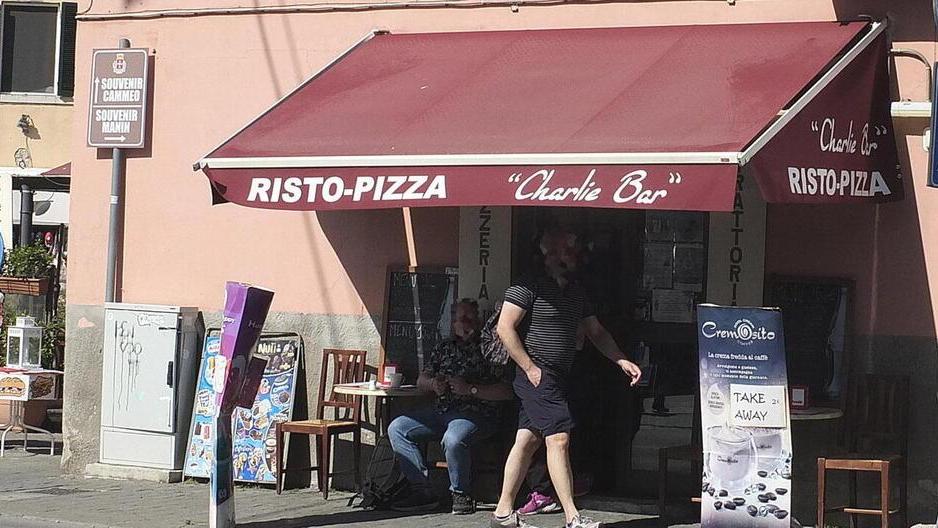 A sinistra il ristorante dove è avvenuta l’aggressione con un cliente ferito dopo aver denunciato il furto dalla cassa
