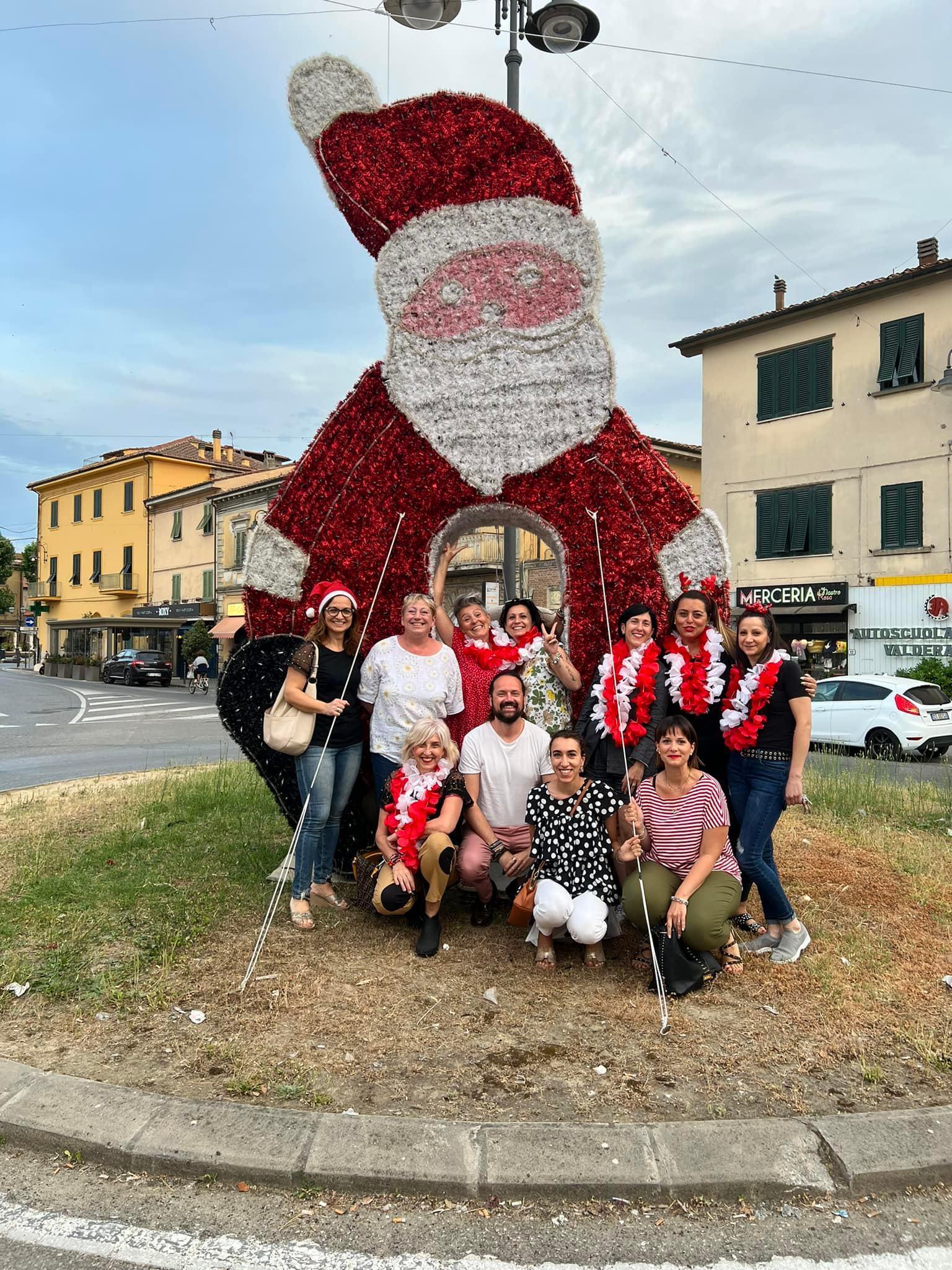 Il Babbo Natale simbolo della festa del commercio a Ponsacco con alcuni dei commercianti protagonisti dell’iniziativa