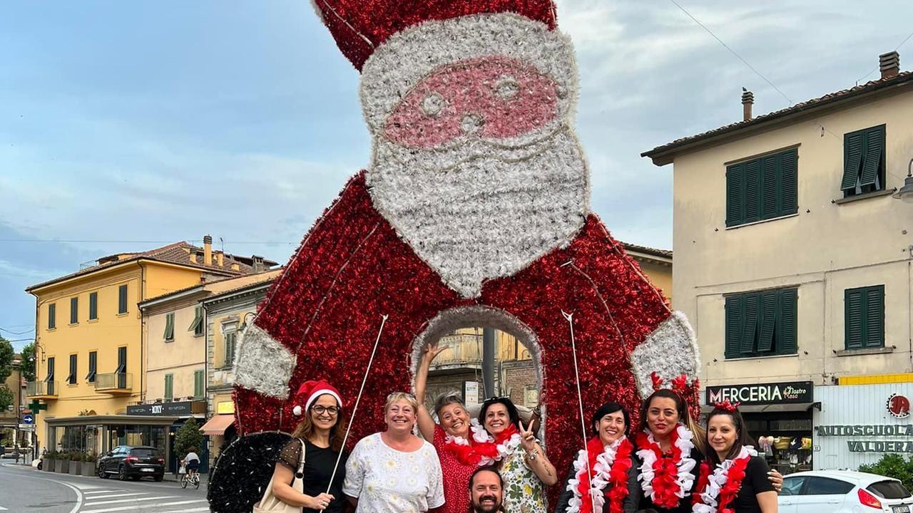Il Babbo Natale simbolo della festa del commercio a Ponsacco con alcuni dei commercianti protagonisti dell’iniziativa