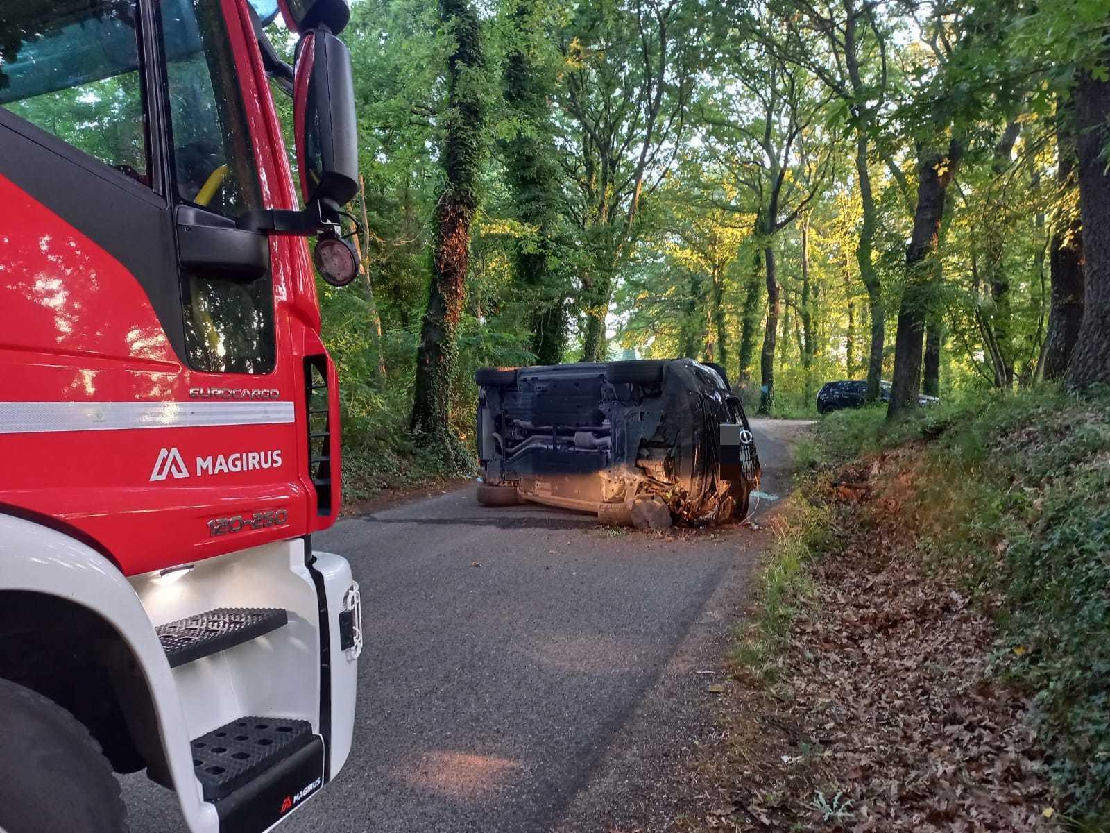 Si ribalta con l'auto a Nugola, soccorso un 34enne