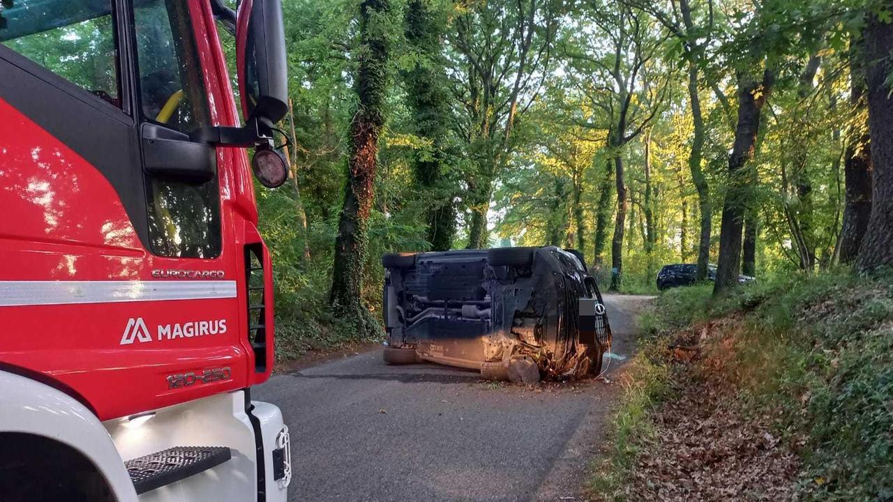 Si ribalta con l'auto a Nugola, soccorso un 34enne