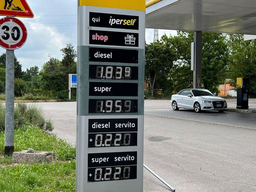 Ferrara, il pieno di nuovo alle stelle: benzina ormai a due euro 