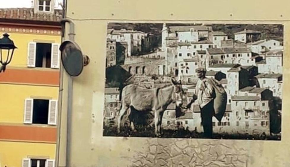 una delle gigantografie nel borgo