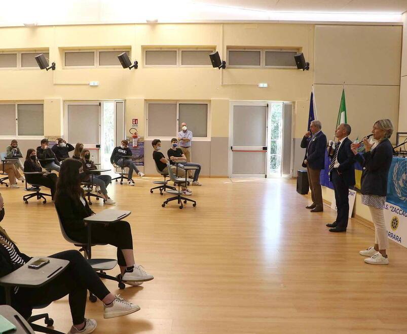 L’aula magna dell’istituto scolastico durante l’incontro: da una parte gli studenti, dall’altra i relatori