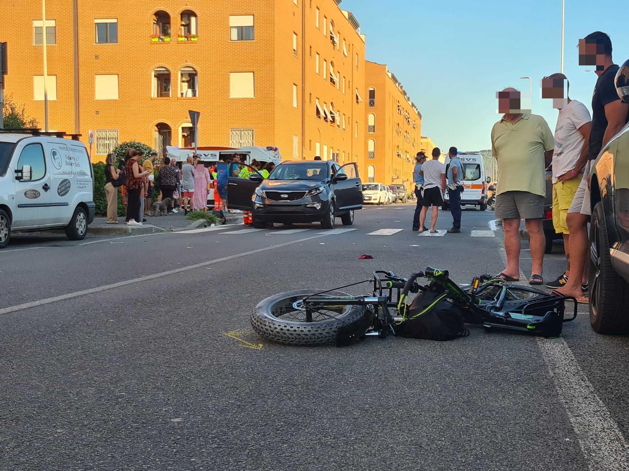 Grave a 13 anni dopo lo scontro tra bici e auto 