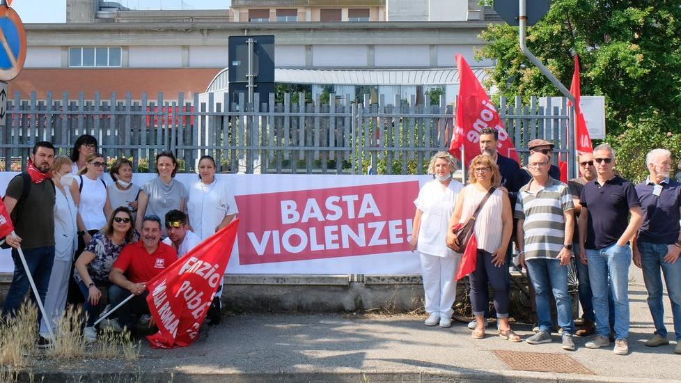 Carpi, raffica di aggressioni a medici e infermieri. L’urlo dei sanitari: «Basta»