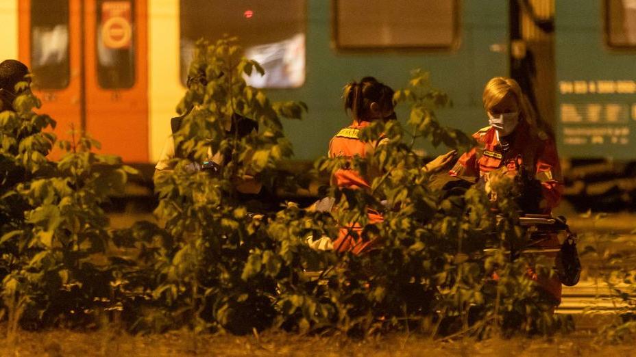Ferrara, camminava sul binario: ferito dal treno in transito