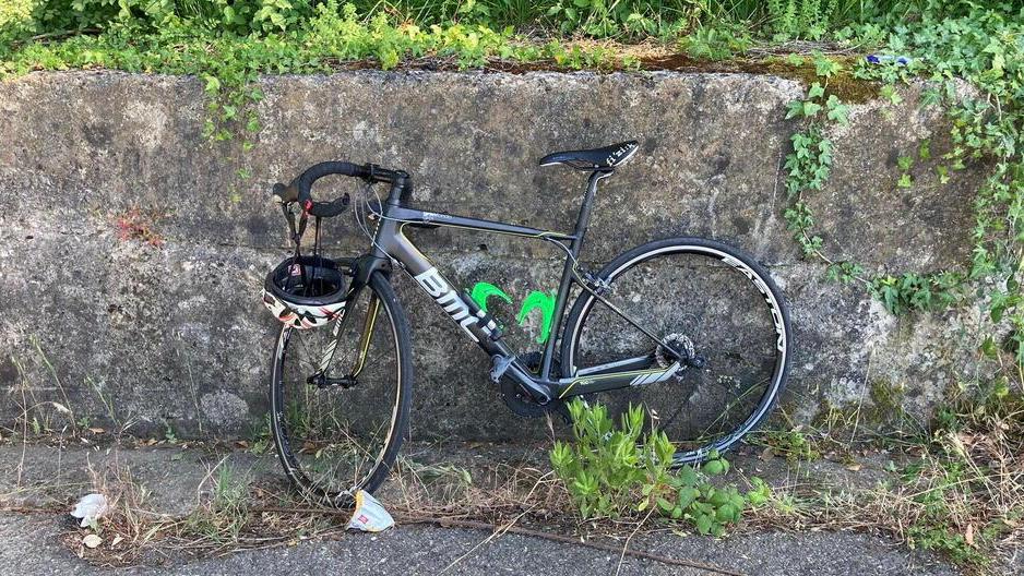 La caduta. Sul posto sono intervenuti i carabinieri di Guardistallo che hanno recuperato anche la bicicletta della turista (Foto Falorni/Silvi)