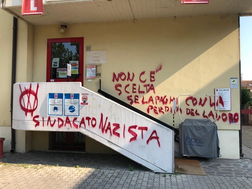 Mirandola, tornano i No Vax: imbrattata la sede della Cgil 