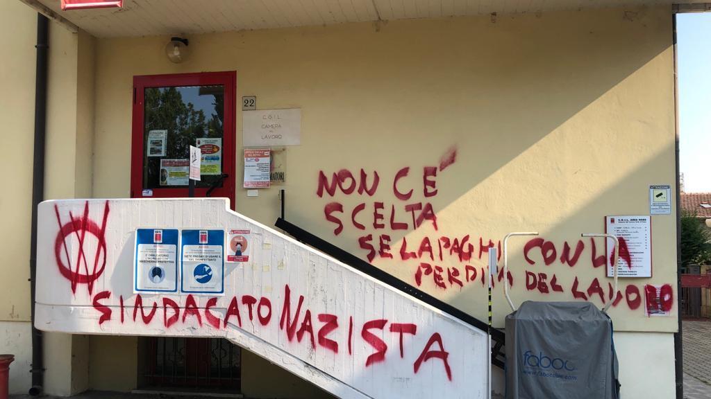 Mirandola, tornano i No Vax: imbrattata la sede della Cgil
