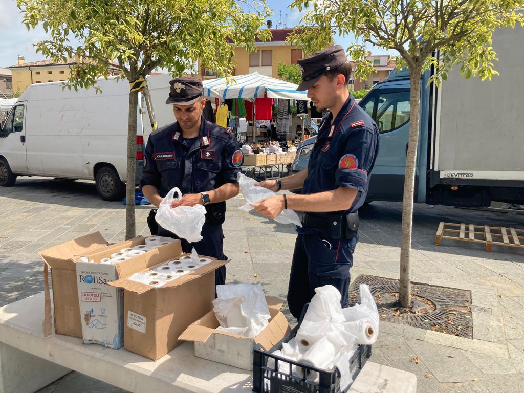 Modena, i carabinieri forestali sequestrano 60 chili di sacchetti non regolamentari