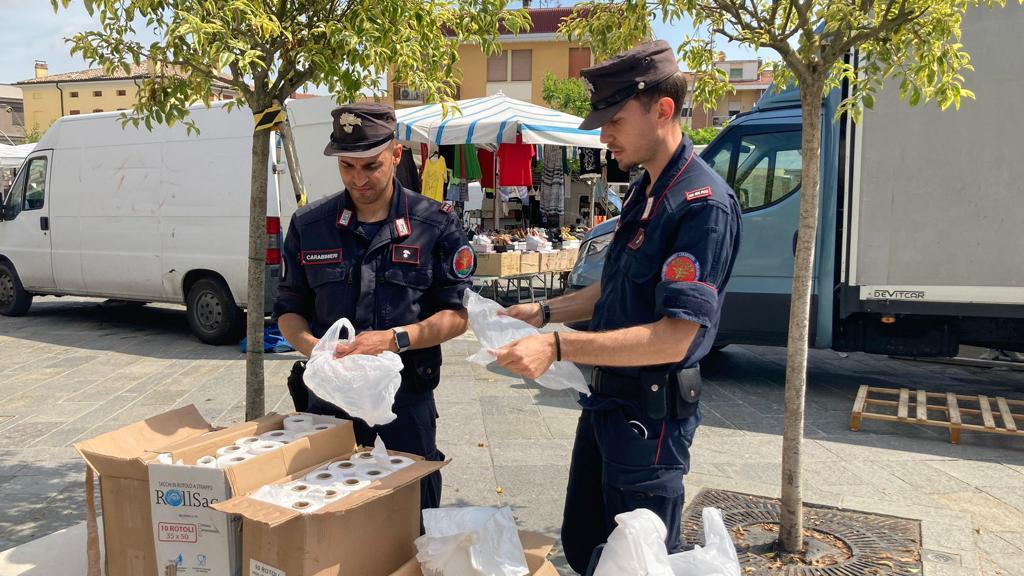 Modena, i carabinieri forestali sequestrano 60 chili di sacchetti non regolamentari
