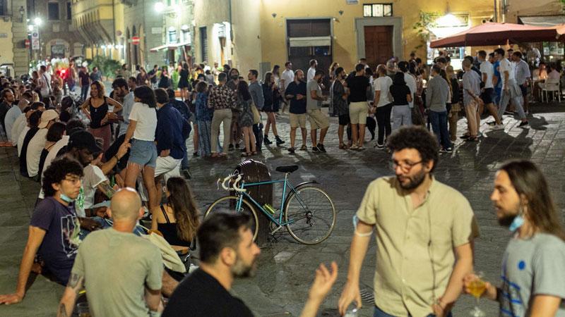 Un’immagine della movida in Piazza Santo Spirito dove per la prima volta Nardella ha introdotto il divieto di sedersi sul sagrato della chiesa